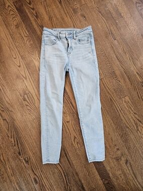 American Eagle Light Wash High-Rise Jegging
